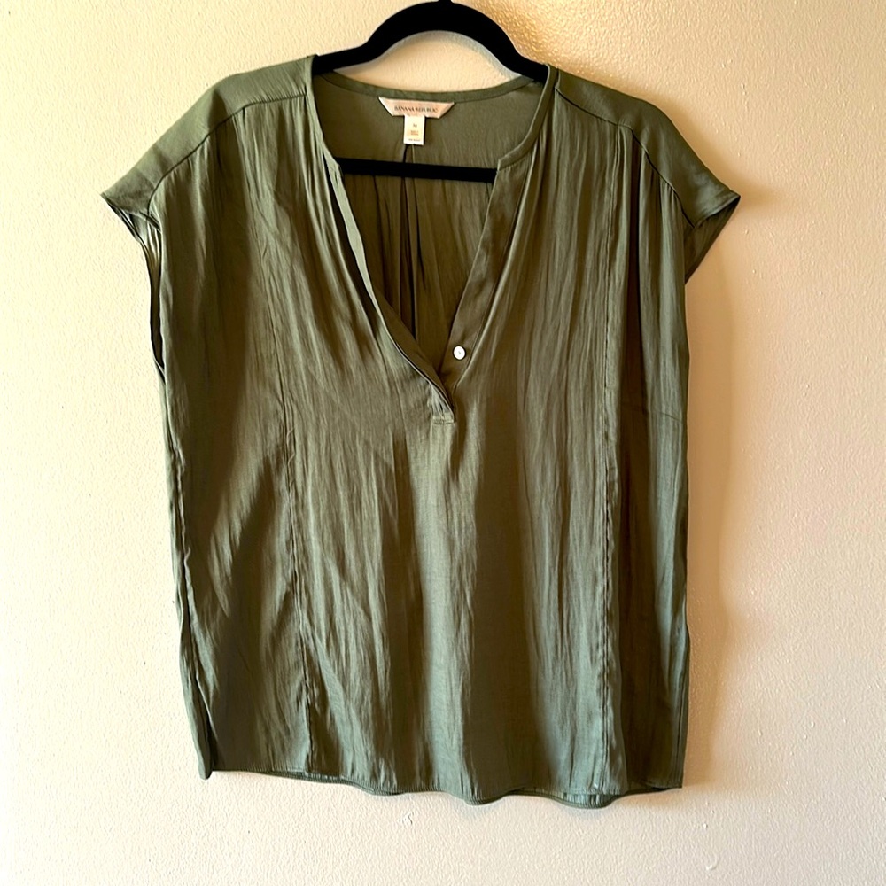 Banana Republic olive green short sleeve blouse